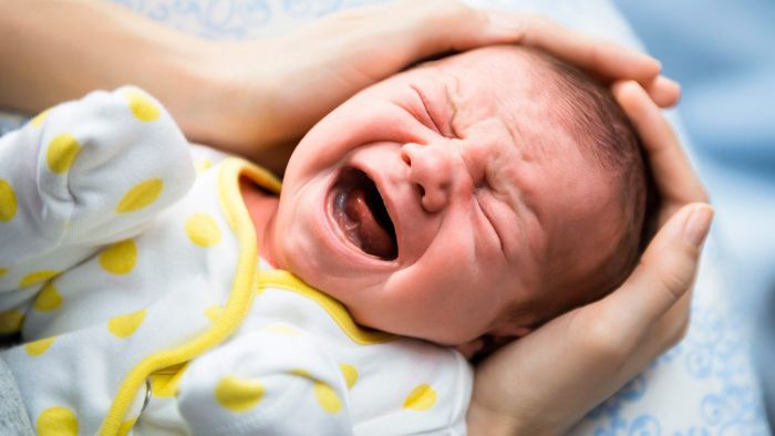 trẻ sơ sinh khóc nhiều ảnh hưởng thế nào đến sức khỏe?