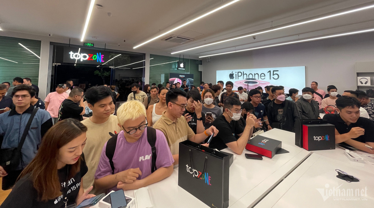 Mua iPhone 15 Pro Max chính hãng rồi bán lại kiếm lời tại Việt Nam