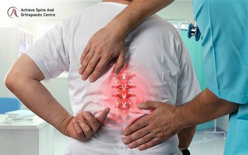 Bác sĩ đang điều trị đau cột sống cho bệnh nhân.